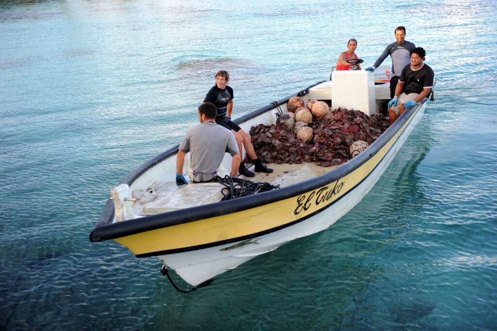 Crew aboard the boat El Tuko crossing the lagoon with a load of harvested oysters